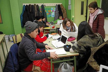 Alumnos del instituto de Alaior, este miércoles en una de las clases a la que no llega la calefacción