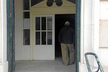 La puerta abierta en el hospital, cerrado desde hace ya varios años, delató la actividad.