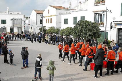 Les bandes de percussió van recórrer els carrers des Mercadal