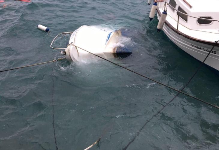 Lancha hundida en Calasfonts