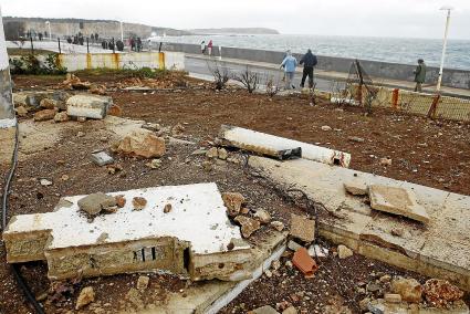 La resaca del temporal dejaba este domingo imágenes impactantes captadas por las cientos de personas que visitaron la zona