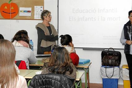 Las enfermeras Toia Fradera y Cecilia Padrós durante una charla ofrecida recientemente en el instituto Cap de Llevant