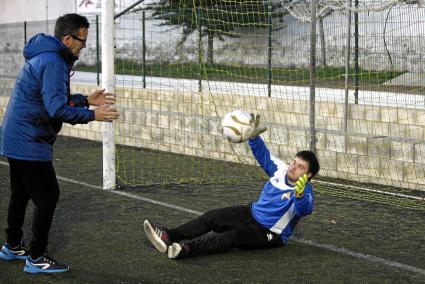 Xisco Pallicer entrena a Miguel, su mano derecha, en la portería