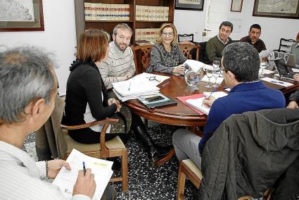 En primer plano, Javier Ares, que acudió este jueves a la reunión de la junta de alcaldes en Es Castell