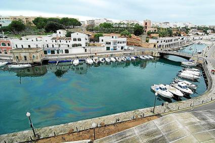 Menorca Ciutadella puerto manchas combustible lamina agua aceite