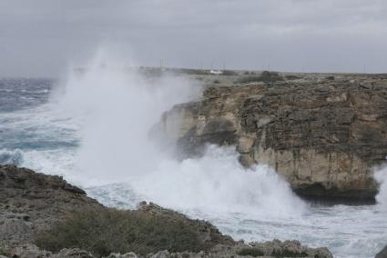 El temporal en la costa de Ciutadella este domingo al mediodía. Olas en Calespiques