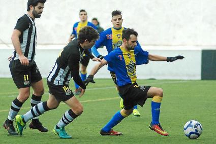 De poder a poder. Alaior y Unión jugaron un intenso encuentro en el que pudo ganar cualquiera. En la imagen, el unionista Luis m