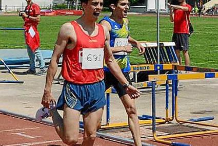 Jan Rochelt celebrando su tercera posición en los 800 lisos