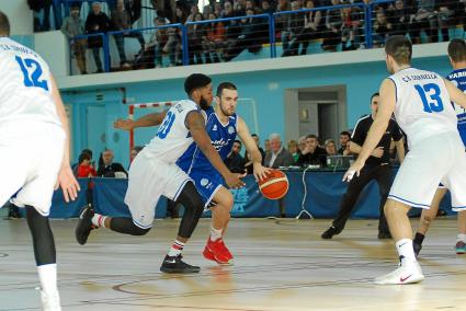 Isma Fernández bota en carrera ante la defensa de Jomari Bradshaw, en el partido del domingo ante el Calvià en que el ferrolano aportó once puntos. Isma Fernández bota en carrera ante la defensa de Jomari Bradshaw, en el partido del domingo ante el Calvià en que el ferrolano aportó once puntos.