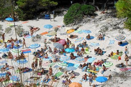 Imagen de Cala en Turqueta (Ciutadella), una de las más masificadas en el mes de agosto de 2016