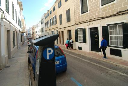 La calle Isabel II concentra una parte considerable de las plazas de zona azul que se transformarán en verde