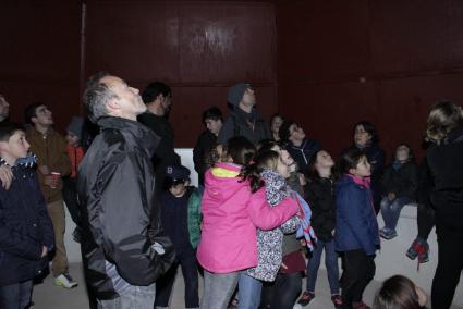 En el interior del observatorio los asistentes miran la cúpula, cuya compuerta se abrió, aunque sin instrumentos de observación