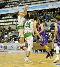 Faner ejecuta ante Dani Rodríguez uno de los tres triples que convirtió frente al Palencia.