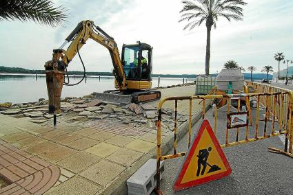 Los operarios empezaron a retirar las baldosas del paseo marítimo a principios de semana