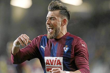 El delantero del Eibar Sergi Enrich celebra su gol,