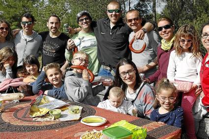 El camp i les urbanitzaciones eren plenes de ciutadellencs que torraven sobrassada en grans brases