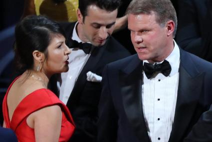 Martha Ruiz y Brian Cullinan of PricewaterhouseCoopers confer on stage during presentation of Best Picture at the 89th Academy