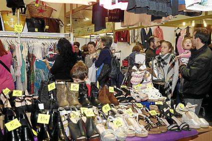 Uno de los estands de la feria con clientes que curiosean entre las ofertas