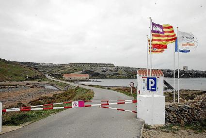 Menorca Mao Fortaleza La Mola entrada banderas cerrada