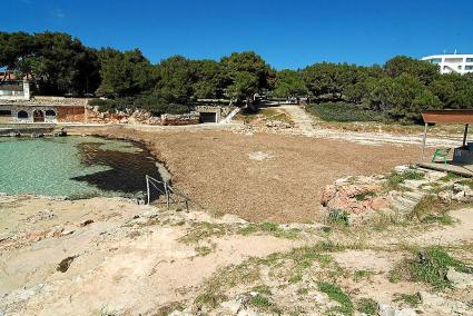 Cala Blanca. Esta playa de Ciutadella es la única que no presenta mejoras y año tras año el mar gana terreno a la tierra. Desde