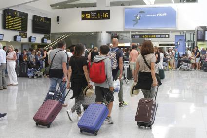 Pasajeros en el aeropuerto de Menorca.