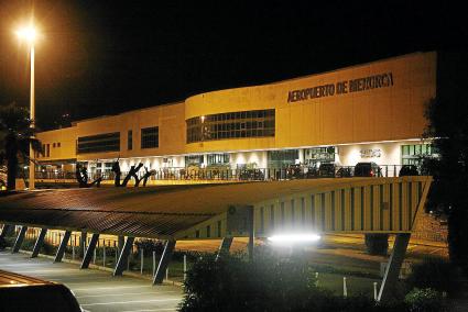 A las 20.30 horas se apagaron buena parte de las luces exteriores del Aeropuerto de Menorca