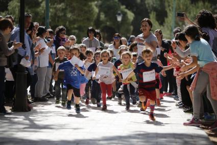 Els alumnes d’educació infantil i primària agafaven embrenzida en un dia assollelat sota la mirada de mares i pares