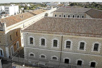 Cuartel de Santiago. La propuesta que se plantea pasa por ubicar el centro en una parte de los espacios reformados y en otro de