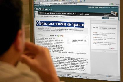 Un ciudadano consulta información sobre préstamos hipotecarios en internet.