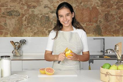 La joven, en una de las fotos promocionales de su libro, «Cocina con Aina»