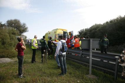 Una ambulancia ha trasladado a la mujer al Mateu Orfila.