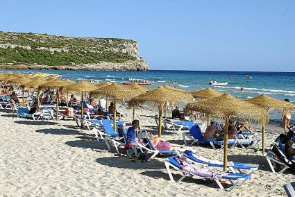 Turistas en las hamacas de la playa de Son Bou, hace tres años