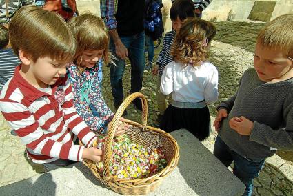 Los más pequeños se encargaron de recoger una buena cosecha de caramelos