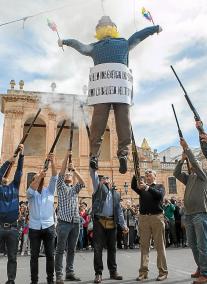 Cada una de las seis entidades que promueven este evento tradicional aportan a varios tiradores durante la mañana del domingo, e