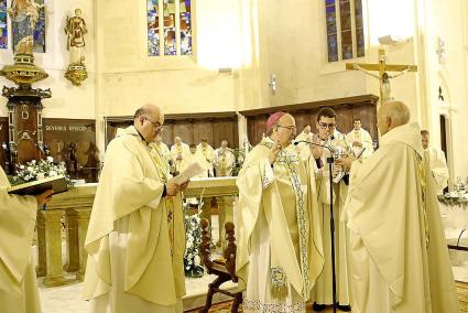 El obispo Francesc Conesa presidió por primera vez la Misa Crismal en la Catedral de Ciutadella.