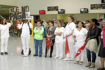 Algunas de las trabajadoras del servicio de limpieza dejaron ver su malestar este viernes en el hall de facturación