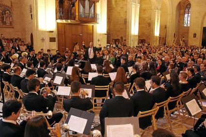 Catedral. Al temple no hi cabia ni una agulla. Més de set-centes persones van assistir al concert