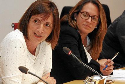 Susana Mora, junto a Maite Salord en un pleno reciente.