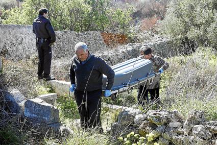 El cadáver fue trasladado al tanatorio de Maó el día después de que lo encontrara un buscador de espárragos en este rincón de la