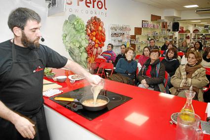 Un dels cuiners convidats, Richard Tejada de Can Bernat des Grau, durant un showcooking a Apalliser