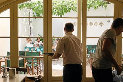 Los restauradores del centro de Ciutadella deberán esperar, al menos, un mes y medio para poder reabrir los patios interiores