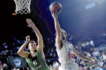 El base mahonés del Real Madrid, Sergio Llull, penetra a canasta tras burlar la defensa de Zizic