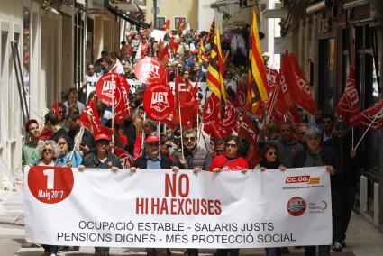 Unas 200 personas han secundado este lunes la tradicional manifestación del Primero de mayo por las calles de Maó