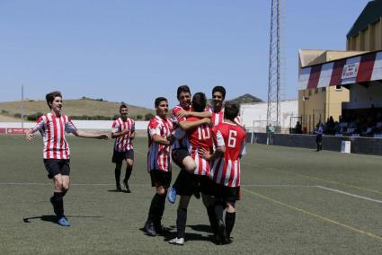 El equipo de Lluís Vidal celebra el segundo gol ante el Son Cladera