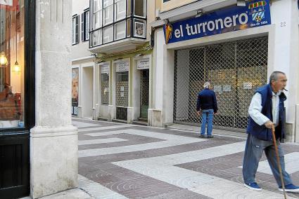 El local permanece cerrado. En unas semanas abrirá de nuevo pero por el Carrer de l’Àngel