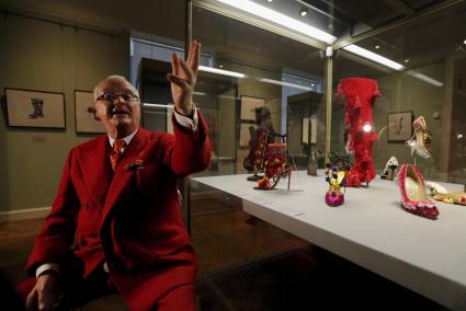 El diseñador de moda español Manolo Blahnik durante la ceremonia inaugurativa de su exposición en San Petersburgo