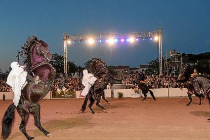 Día de caballos. Por la mañana compitieron en el concurso y por la noche protagonizaron una espectacular exhibición