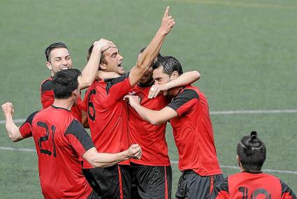 Varios jugadores del Serverense se abrazan tras lograr un gol en un partido de la actual temporada