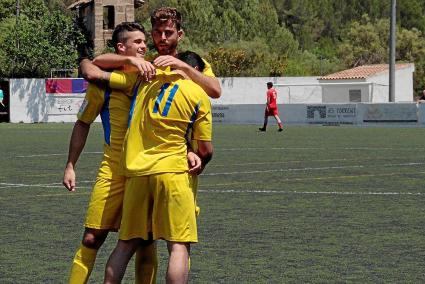 Miquel Febrer, Toni Fedelich y Elliot Galán celebran uno de los siete goles marcados al Esporles, que resuelve la permanencia si