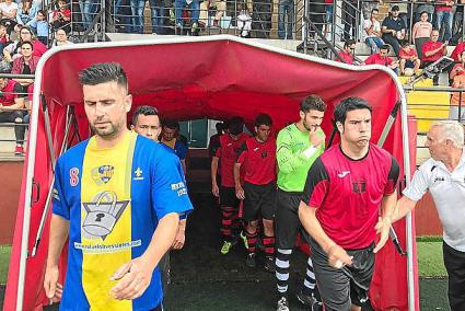 Pedro Clavijo (i), antes del partido en Son Servera.